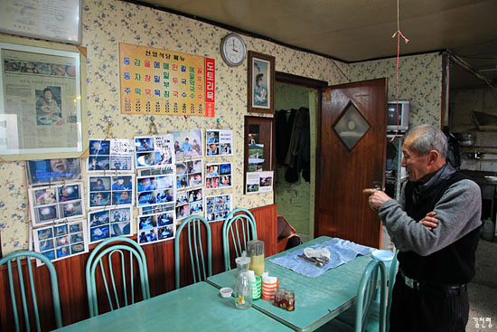 대한민국 모든 방송사에서 다녀갔을 정도로 유명한 식당이다. 주인 윤함구(72) 할아버지가 설명하고 있다.
