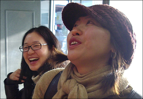 일제고사 거부를 이유로 해임된 김윤주(오른쪽) 전 청운초교 교사가 재판정에 들어서기 직전 "매우 떨린다"고 심정을 밝히고 있다.