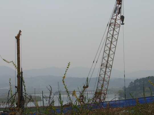      

금강변에 한창 세종시 건설이 진행되고 있다. 
