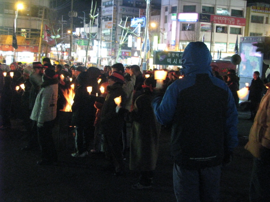 연기군민들이  밤마다 조치원역에서 모여 촛불집회를 연이어 진행하고 있다.  