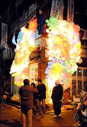 2009년 마지막날인 12월 31일, 현장미술가들은 용산 참사 현장인 남일당 주변 레아 갤러리 밖에 희생자들을 추모하는 등 600개를 걸었다.