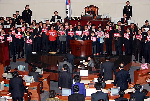 민주당과 민주노동당, 진보신당, 창조한국당 등 야당의원들이 지난 12월31일 저녁 서울 여의도 국회 본회의에서 국회의장 단상 주변을 둘러싸고 "김형오는 사퇴하라","불법 날치기 사죄하라"는 등 구호를 외치자 한나라당 의원들이 항의를 하고 있다.