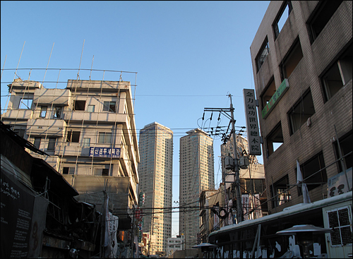 제일 오른쪽 건물이 남일당, 뒤로 보이는 높은 건물이 C아파트 단지