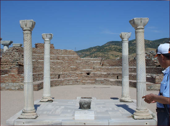 요한교회 안에 있는 사도 요한 무덤. 두덤을 둘러싼 4개 돌기둥은 4대복음서를 상징하는 듯.