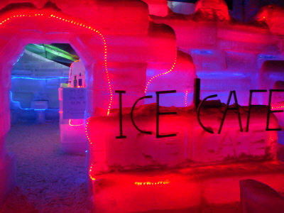 얼음집으로 꾸며진 '얼음카페' 입구의 밤 풍경