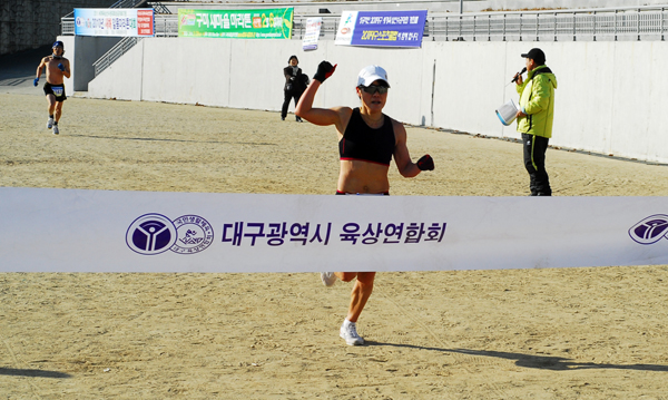 제3회 알몸 마라톤 대회 모습 여성부 우승한 배선희씨