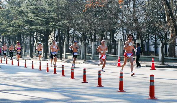 제3회 알몸 마라톤 대회 모습 두류야구장을 돌고 있는 선수들의 모습