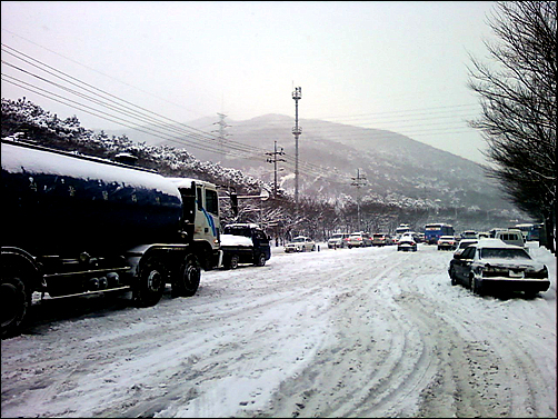 눈밭으로 변한 도로 그것도 고갯길에서 차량들이 난리를 쳤다.