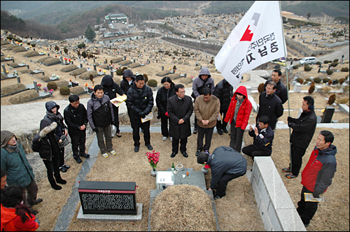 문성현 전 민주노동당 대표 등이 4일 양산 솥발산에 있는 고 이경숙 경남도의원의 묘소를 참배하고 있다.