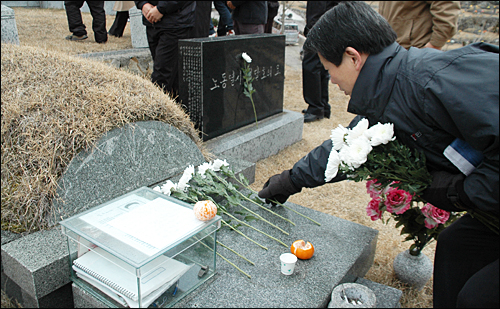 허연도 민주노총 경남본부 지도위원이 4일 양산 솥발산에 있는 고 배달호 열사 묘역에 헌화하고 있다.