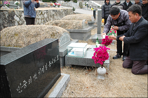 제갈종용 전국공무원노조 경남본부장이 4일 양산 솥발산을 찾아 고 하영일씨의 묘역에 참배하고 있다.