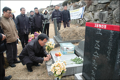 문성현 전 민주노동당 대표가 4일 양산 솥발산을 찾아 고 조수원 노동자의 묘소를 참배한 뒤 분향하고 있다.