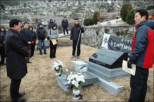 김창근 전 금속노조 위원장(오른쪽)은 4일 솥발산을 찾는 노동자들을 위해 열사묘역을 안내했다.