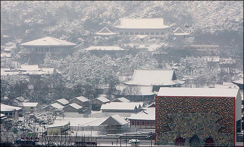4일 오후 서울 프레스센터에서 바라본 청와대와 경복궁이 하얀 눈으로 덮혀 있다.
