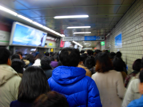  인산인해를 이루고 있는 지하철은 지옥철로 변하고. 갈아타는 역에서는 몰린 인파가 서로 엇갈려 빠져나가는 데만도 한참을 걸려야 했다. 동대문운동장 역 10시경