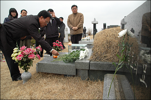 문성현 전 민주노동당 대표가 4일 양산 솥발산을 찾아 고 배달호 열사 묘역에 참배하고 있다.