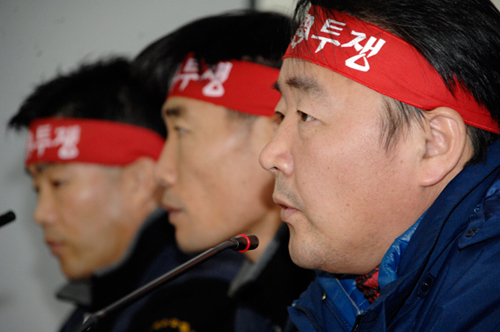 1월5일 열린 기자회견에서 박유기 금속노조 위원장이 기아차 사측의 성실교섭을 촉구하는 발언을 하고 있다.