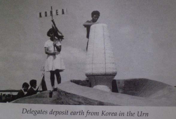 유엔 유네스코 대표가 참석한 가운데 세계 124개국 대표들이 오로빌 공동체의 첫 삽을 뜬 지난 68년 2월 28일 한국 대표도 참여했다. 당시 사진의 모습.