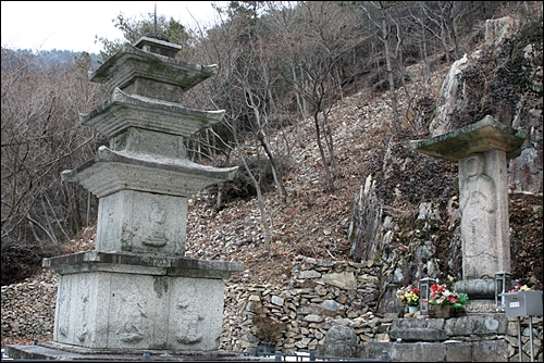 보물 945호와 946호로 지정된 삼층석탑과 석불비상. 석탑의 중대석에는 마치 부처님께 공양하는 공양상이 양면으로 새겨져 있다.