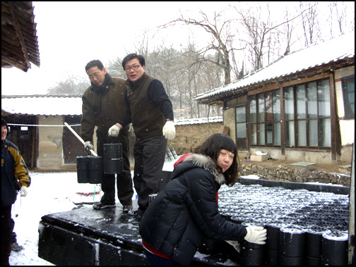 연탄배달 봉사를 하는 '밀알봉사회' 회원들. 추운 겨을을 따듯하게 녹이는 작은 마음이다.
