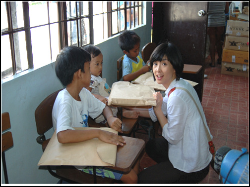 2009년 2월 20일 ~ 23일 필리핀 바세코 지역의 어린이들에게 학용품을 나누어주는 봉사회원 