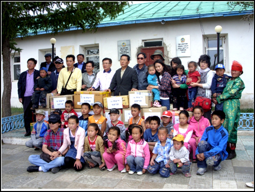 몽골 에든솜 지역을 찾아 학용품 및 의류를 전달하는 회원들과 몽골 주민