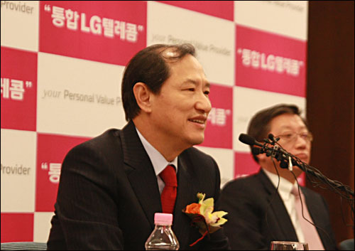 '통합' LG텔레콤의 초대 최고경영자(CEO)인 이상철 부회장이 6일 오전 서울 상암동 본사에서 열린 기자간담회에서 발언을 하고 있다.