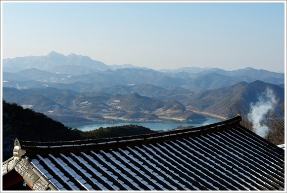  정방사에서 바라본 호수와 월악산