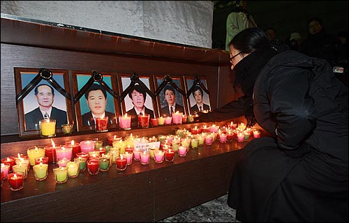 용산참사 희생자들의 장례식을 사흘을 앞두고 6일 저녁 서울 한강로 남일당 빌딩 앞에서 천주교정의구현사제단 주최로 열린 마지막 생명평화미사에서 한 수녀가 촛불 봉헌을 하고 있다.