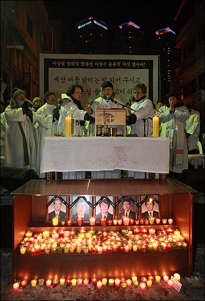 용산참사 희생자들의 장례식을 사흘 앞두고 6일 저녁 서울 한강로 남일당 빌딩 앞에서 유가족과 시민들이 참석한 가운데 천주교정의구현사제단 마지막 생명평화미사를 드리고 있다.