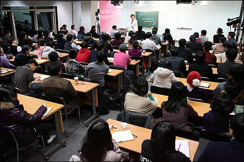 최진기 경제연구소 대표가 6일 저녁 서울 상암동 오마이뉴스 대회의실에서 '최진기쌤의 알기 쉬운 경제학' 특강을 하고 있다.