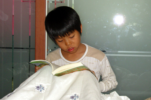 책 읽는 아이.