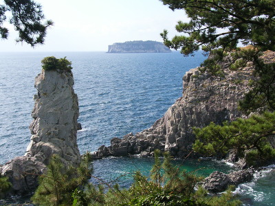 왼쪽의 바위가 장군바위(할망바위)이고 멀리 보이는 섬이 범섬이다.
