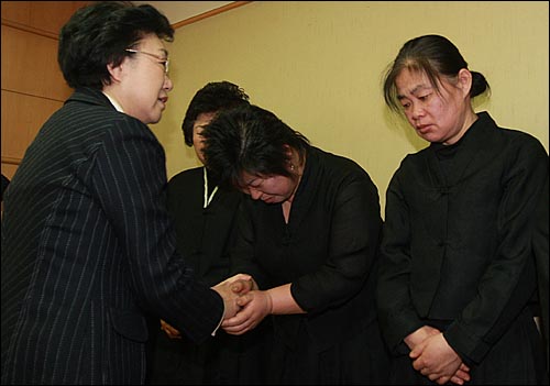 한명숙 전 총리가 7일 오후 용산참사 희생자들의 시신이 안치된 서울 한남동 순천향병원 장례식장을 찾아 유가족들을 위로하고 있다.