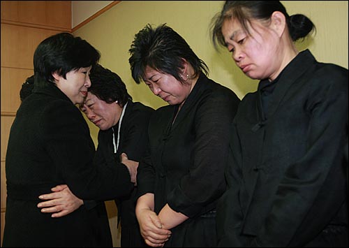 심상정 진보신당 부대표가 7일 오후 용산참사 희생자들의 시신이 안치된 서울 한남동 순천향병원 장례식장을 찾아 유가족들을 위로하고 있다.