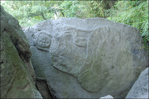 경남 김해시 진영의 봉하마을 위의 봉화산에 있는 마애불로 고려시대의 작품인 것으로 추정된다.(경상남도 유형문화재 제40호)