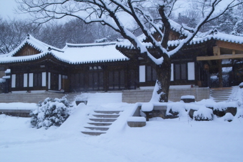 길상사 극락전 눈 덮인 극락전이 고색창연하다. 전에는 대원각 요정의 본체였다고 한다.