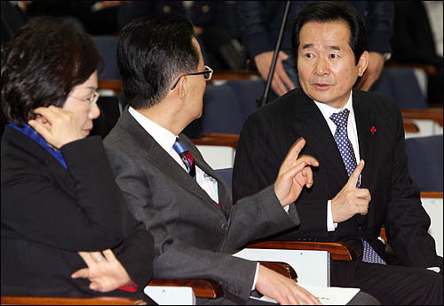  정세균 민주당 대표가 8일 오전 국회에서 열린 의원총회에서 박지원 정책위의장과 얘기를 나누고 있다.