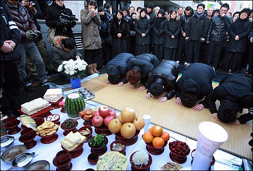용산참사 희생자들의 영결식을 하루 앞두고 8일 오후 용산참사 희생자들의 시신이 안치된 서울 한남동 순천향병원 장례식장에서 유가족들과 시민들이 고인의 넋을 위로하며 입관식을 하고 있다.