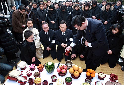 9일 오전 서울 한남동 순천향병원에서 열린 발인식에서 정세균 민주당 대표와 강기갑 민주노동당 의원, 노회찬 진보신당 대표가 참석해 고인들의 넋을 위로하고 있다.