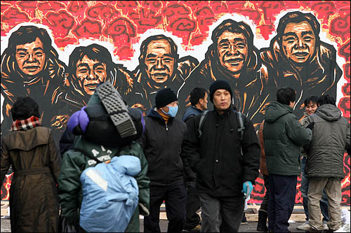 지난 1월 9일 오후 서울역광장에서 열린 용산참사 희생자 영결식에 철거민 5명의 얼굴을 담은 대형 '부활도'가 놓여 있다.