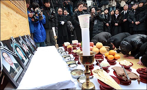 용산참사 희생자들의 장례식이 참사 발생 355일 만에 거행된 9일 오전 서울 한남동 순천향병원에서 열린 발인식에서 유가족들이 고인들의 넋을 위로하며 절하고 있다.