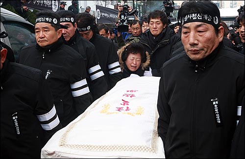 9일 오전 서울 한남동 순천향병원에서 열린 발인식에서 영정을 앞세운 시신이 운구차로 옮겨지자 고 양회성씨 부인 김영덕씨가 오열하고 있다.