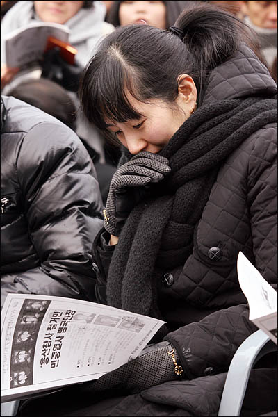 용산참사 희생자 유족들이 1월 9일 오후 서울역광장에서 열린 영결식에서 각계인사들의 조사를 들으며 눈물을 흘리고 있다.