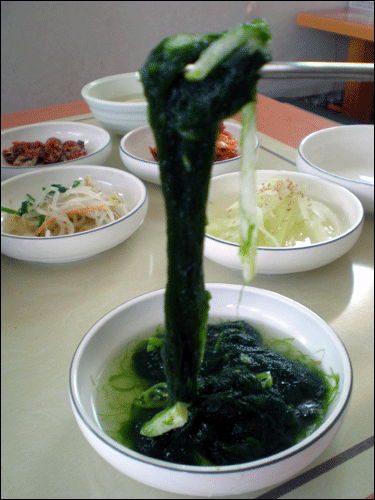  감태의 맛은 부드럽고 목 넘김이 좋다. 