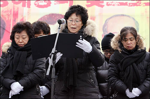 용산참사 희생자 유족들이 9일 오후 서울역광장에서 열린 영결식에서 유족인사를 하고 있다.