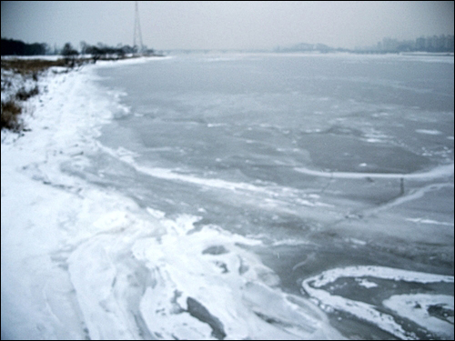 한강 기슭은 그야말로 영화속에 나오는 시베리아 벌판습니다.