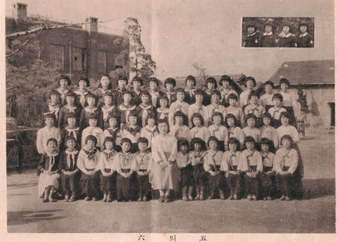 큰 누님 반이었던 ‘六 의 五’ 단체사진. 누가 갈라놓기라도 한 것처럼 왼쪽은 일본식 세라복, 오른쪽 학생들은 한복 차림이다.
