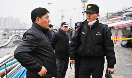 좌측이 젓갈협회 회장을 맡고 있는 김영호(45)씨다.소방서 관계자와 피해에 대해 대화를 나누고 있다.

