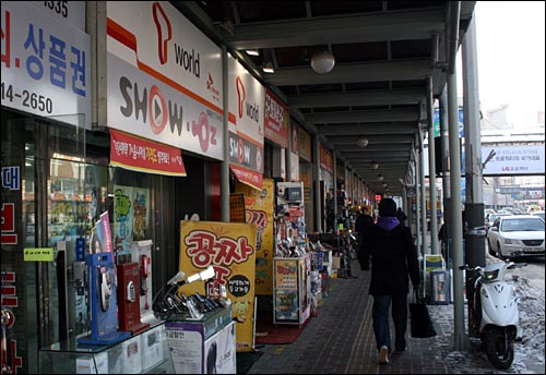 서울의 한 전자상가 휴대폰 대리점들